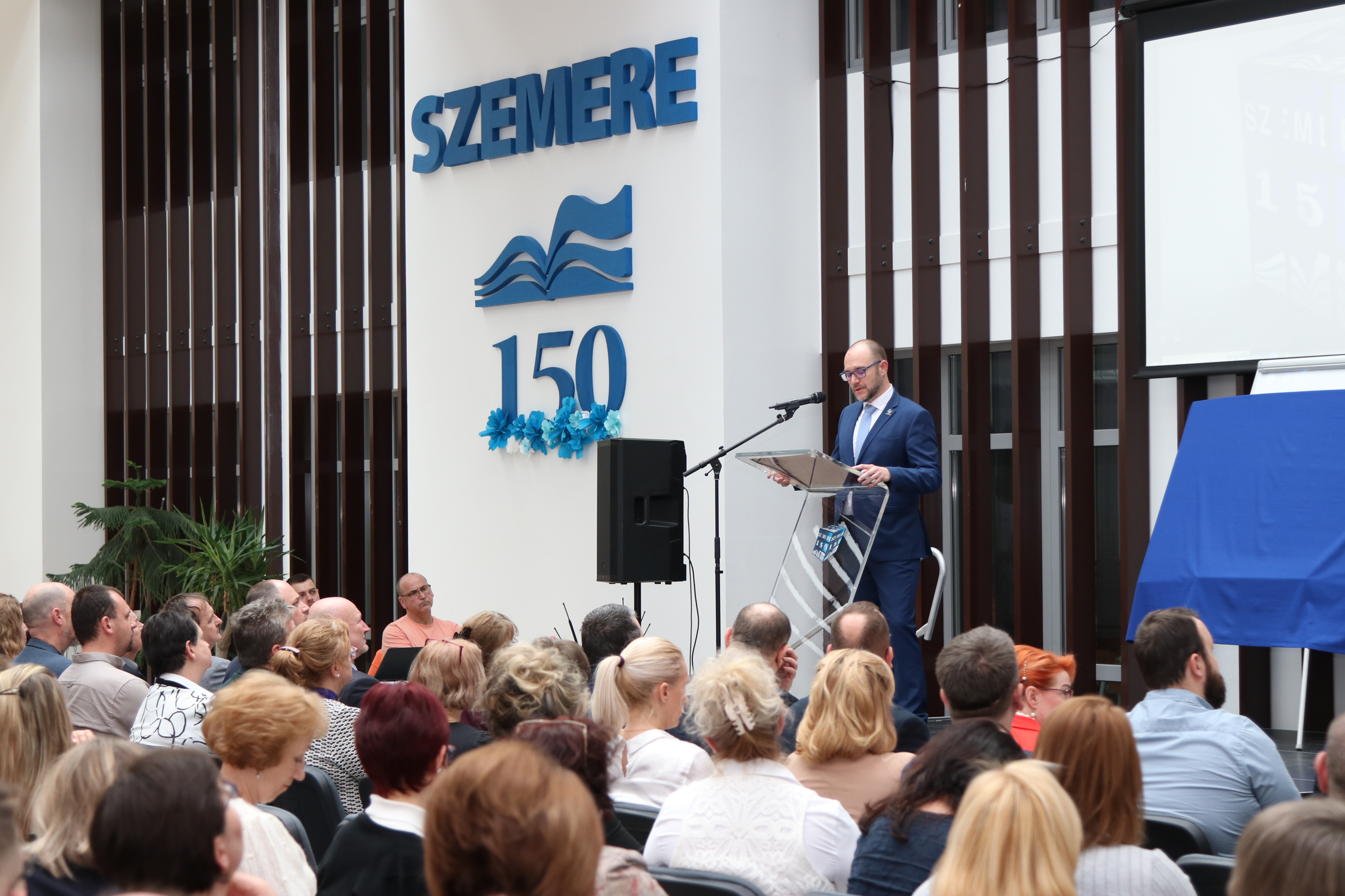Dák Szabolcs igazgató beszédet mond a jubileumi ünnepségen