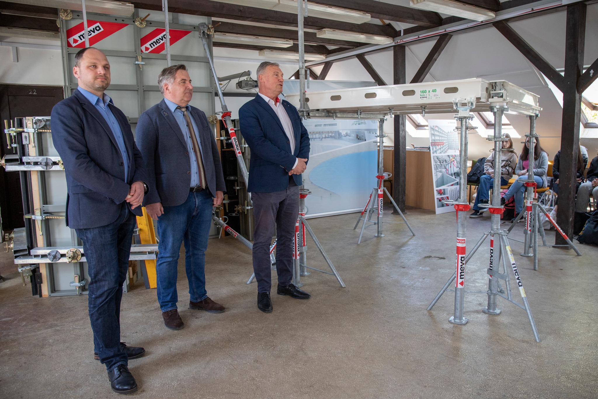 A Miskolci SZC Kós Károly Építőipari, Kreatív Technikum és Szakképző Iskola számára a MEVA Zsalurendszerek Zrt. egy több millió forint értékű zsalurendszer csomagot ajánlott fel, amely jelentős segítséget nyújt a tanulóknak az oktatási folyamatban és a vizsgáztatások lebonyolításában.